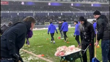Ωραία κίνηση από τους οπαδούς της Άντερλεχτ, καθάρισαν το γήπεδό τους από το χιόνι, βίντεο 