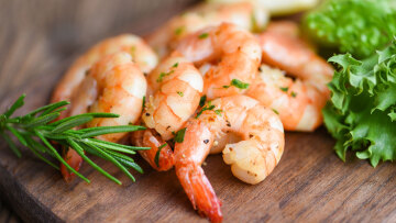 Ιμιτασιόν γαρίδες και χρωστικές στον τόνο – Πόσο ψάρι-μαϊμού φτάνει στο πιάτο μας