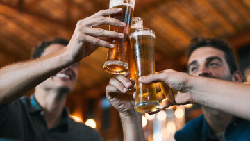 Αλκοτέστ παντού: Οι Ελληνες πίνουν λιγότερο, βγαίνουν Κυριακή μεσημέρι, επιλέγουν συνοικιακά μπαρ