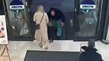 Μετανάστης στην Ιταλία άρπαξε κοριτσάκι από τα χέρια της μαμάς του σε σούπερ μάρκετ: Δείτε βίντεο