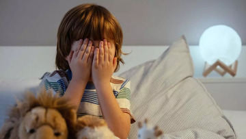 Πώς γεννιέται μια φοβία; Το αμφιλεγόμενο «πείραμα του μικρού Άλμπερτ» που έμεινε στην ιστορία της ψυχολογίας
