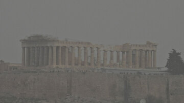 Η  αφρικανική σκόνη πνίγει την Ακρόπολη, δείτε φωτογραφίες 