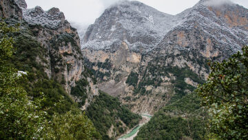 Πάρκο Κλίφκης: Ένα αλπικό σκηνικό στην καρδιά της χαράδρας του Αράχθου
