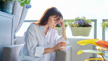 Γιατί στα 40 σερνόμαστε; Όλη η αλήθεια για την εξάντληση της ηλικίας – Πώς θα ξανανιώσουμε
