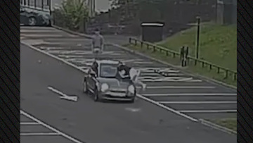 Δείτε βίντεο: Γυναίκα οδηγός έστελνε μηνύματα στο κινητό και χτύπησε με το αμάξι της 21χρονο στην Ουαλία