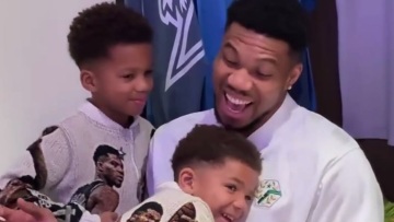 Σόου από τον Αντετοκούνμπο και τα παιδιά του στα αποδυτήρια του All Star Game: «Σε 15 χρόνια θα καρφώσεις πάνω από τον Γουεμπανιάμα»