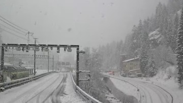 Τρένο με 80 επιβάτες εκτροχιάστηκε στην Ελβετία μετά από χιονοστιβάδα, αναφορές για τραυματίες