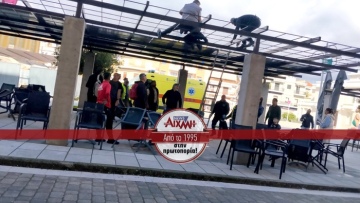 Εργατικό ατύχημα στην πλατεία Μεσολογγίου, άνδρας γλίστρησε και χτύπησε το κεφάλι του σε σιδερένια πέργκολα