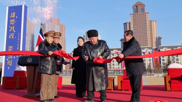 Ο Κιμ Γιονγκ Ουν εγκαινίασε κατοικίες για τις οικογένειες στρατιωτών που σκοτώθηκαν στη Ρωσία, μαζί του και η κόρη-διάδοχός του