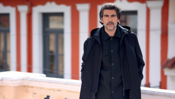 Αντώνης Καρυστινός: Αν δεν μπορείς να γελάς λίγο με τον εαυτό σου, καταλήγεις είτε «μνημείο» είτε μίζερος