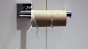 Γιατί βάζουν ρολά από χαρτί υγείας στα πόμολα; Το έξυπνο κόλπο για το κρύο και το ηλεκτρικό ρεύμα