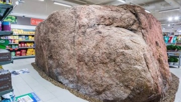 Εσθονία: Σούπερ μάρκετ «χτίστηκε» γύρω από έναν παγετωνικό βράχο 10.000 ετών