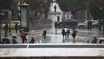 Βρέχει στην Αττική: Νέα επιδείνωση από αύριο, σε «Red Code» Πελοπόννησος, Δυτική Ελλάδα, Ιόνιο και Ήπειρος
