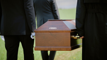 Έστησαν «κηδεία» για να διακινούν παράνομα ξυλοκάρβουνο στο Μαλάουι, απέδρασαν εννέα άτομα μετά τη σύλληψή τους