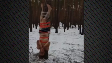 «Νόμος 4000» για απείθαρχους Ρώσους στρατιώτες: Τους δένουν σε δέντρα και τους αφήνουν γυμνούς στο χιόνι με κρεμασμένες πινακίδες στον λαιμό