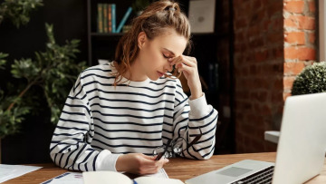 Η πίεση για σχολική επιτυχία στα 15 αυξάνει τον κίνδυνο κατάθλιψης στα 22
