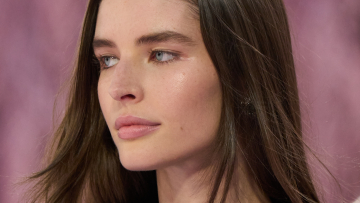 Η τέλεια βάση: Πώς θα δημιουργήσουμε ομοιόμορφη, λαμπερή, αλλά ταυτόχρονα φυσική όψη στην επιδερμίδα
