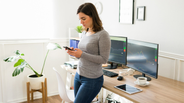 Η ιστορική στροφή της Gen Z: Επενδύουν στo Χρηματιστήριo, δεν αγοράζουν δικό τους ακίνητο