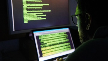 Την κακοποιούσαν από επτά έως 12 ετών: Εντόπισαν τον δράστη από έναν τούβλινο τοίχο στο dark web
