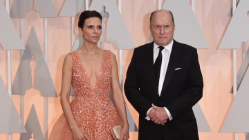 Ο Ρόμπερτ Ντυβάλ και η τέταρτη, 41 χρόνια νεότερη σύζυγός του - «Αν ήταν ανοιχτό το ανθοπωλείο δεν θα την είχα γνωρίσει»