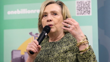 Υπόθεση Έπσταϊν: Η Χίλαρι Κλίντον καταγγέλλει επιχείρηση «συγκάλυψης» από πλευράς του Τραμπ