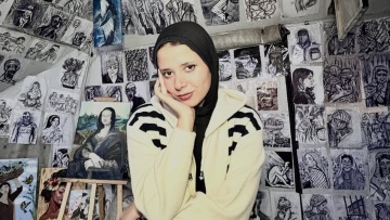 Είναι μόλις 18 ετών και μετέτρεψε τη σκηνή της στο καταφύγιο σε γκαλερί – Η Παλαιστίνια καλλιτέχνις που έγινε viral