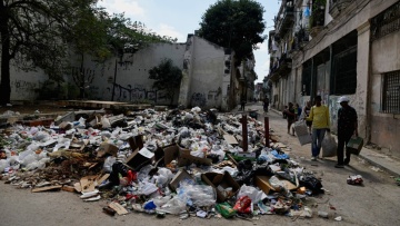  Ασφυκτιά η Κούβα υπό την πίεση των ΗΠΑ: Σωροί σκουπιδιών στους δρόμους της Αβάνας λόγω έλλειψης καυσίμων 