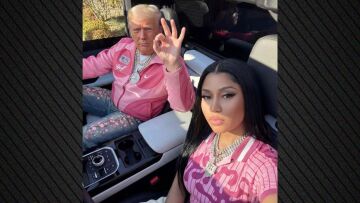 Η Νίκι Μινάζ ανέβασε φωτογραφίες AI με τον Ντόναλντ Τραμπ φορώντας ασορτί ροζ ρούχα και προκάλεσε αντιδράσεις