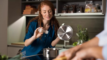 Τι συμβαίνει στον εγκέφαλο όταν τρώμε πολύ αλάτι για μήνες; Μελέτη απαντά
