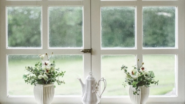 Γιατί πρέπει να ανοίγουμε τα παράθυρα και τον χειμώνα για να αερίζεται το σπίτι, το γερμανικό «luften» που ωφελεί την υγεία