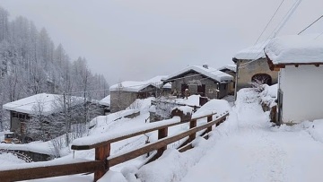 Σε κατάσταση συναγερμού οι Άλπεις υπό τον κίνδυνο χιονοστιβάδων: Εκκενώνονται χωρία σε Ιταλία και Ελβετία