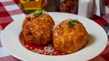 Σικελιάνικα arancini: 5 συνταγές με το αγαπημένο street food της Ιταλίας και η ιστορία του