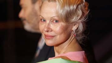 Το τέλος του «Instagram Face»: Το 2026 οι celebrities επαναφέρουν τη φυσική ομορφιά
