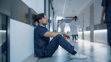 Με 72 ώρες την εβδομάδα οι νέοι γιατροί στην Ελλάδα δουλεύουν ασταμάτητα – Είναι στην κορυφή της υπερεργασίας στην Ευρώπη
