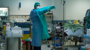 Οι νέοι γιατροί στην Ελλάδα εργάζονται έως 72 ώρες την εβδομάδα και καταγράφουν την υψηλότερη υπερεργασία στην Ευρώπη