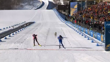 Λυκόσκυλο εισβάλλει σε πίστα σκι και τρέχει δίπλα σε αθλήτριες στους Χειμερινούς Ολυμπιακούς Αγώνες, δείτε βίντεο