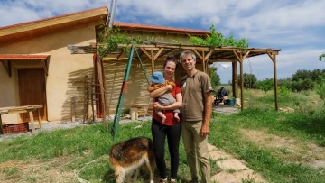 Έχτισαν το σπίτι των ονείρων με τα χέρια τους, σε χωριό της βόρειας Ελλάδας, και πλέον δεν πληρώνουν λογαριασμούς