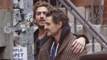 «Οργιάζουν» οι φήμες για τη σεξουαλικότητα του Πέδρο Πασκάλ: Οι τρυφερές αγκαλιές με τον πρώην σύντροφο του Λουκ Έβανς