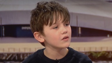 Ένας εννιάχρονος στο Ηνωμένο Βασίλειο έγινε το πρώτο παιδί που έκανε επέμβαση επιμήκυνσης ποδιών, κέρδισε περίπου 3 εκατοστά