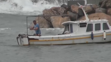 Στιγμές αγωνίας στην Αστυπάλαια με ψαρά που πάλεψε με τα κύματα και τα 10 μποφόρ για να σώσει το καΐκι του, δείτε βίντεο 

