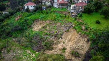 «Βιώνουμε συνθήκες πολέμου»: Αποκλεισμένο το Μαζαράκι Ηλείας μετά τις πρόσφατες κατολισθήσεις, απομακρύνθηκαν κάτοικοι από τα σπίτια τους