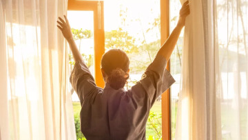 Ανοίξτε όλα τα παράθυρα του σπιτιού για 10′ ακόμη και στο κρύο – Τι είναι ο «αερισμός σοκ» και πώς μας ωφελεί
