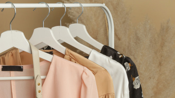 Η πολυτέλεια της απλότητας: Ποια ρούχα αποφεύγουν να φορούν οι πλούσιοι
