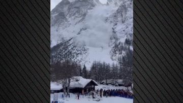 Η στιγμή που χιονοστιβάδα κατεβαίνει πλαγιά βουνού στην Ιταλία και σκιέρ γλιτώνουν την τελευταία στιγμή