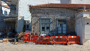 Η Ύδρα μετατρέπεται σε τηλεοπτικό πλατό για να υποδεχθεί τον Μπραντ Πιτ, δείτε φωτογραφίες από τα πρώτα σκηνικά