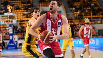 Άσχημα τα νέα για τον Μιλουτίνοφ: Κάταγμα στον αντίχειρα ο Σέρβος σέντερ, χάνει τον τελικό του Κυπέλλου 