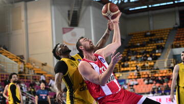 Νέο πρόβλημα για τον Ολυμπιακό: Ενοχλήσεις στον αντίχειρα  ο Μιλουτίνοφ μετά από μονομαχία στο παιχνίδι με το Μαρούσι 