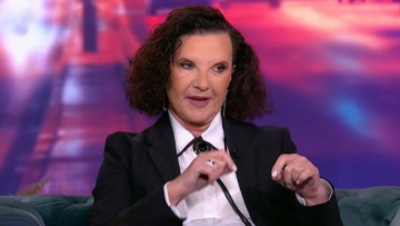 Άννα Μπιθικώτση: Με το ίδιο μαντήλι που σκούπισα το τελευταίο δάκρυ του πατέρα μου, άγγιξα και τα δάκρυα της μητέρας μου πριν πεθάνει