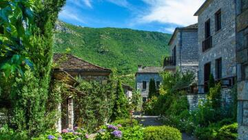 Tριήμερο στη φύση: 10 ξενώνες για δύο στην Ελλάδα με θέα σε ειδυλλιακά τοπία