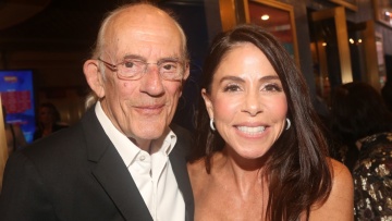 Η ρομαντική ανάρτηση του Κρίστοφερ Λόιντ για τη σύζυγό του προκάλεσε αντιδράσεις για τη διαφορά ηλικίας